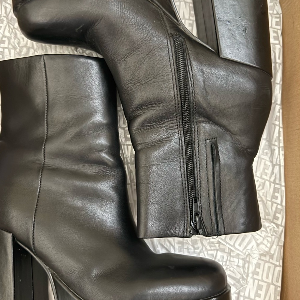Steve Madden Tan Box with Black Label